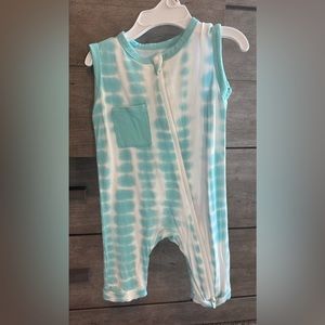 Lou Lou & company - Blue TieDye 6-12M longtall
Smoke & dog friendly home